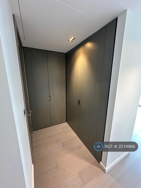 Principal Bedroom Walk-In Wardrobe