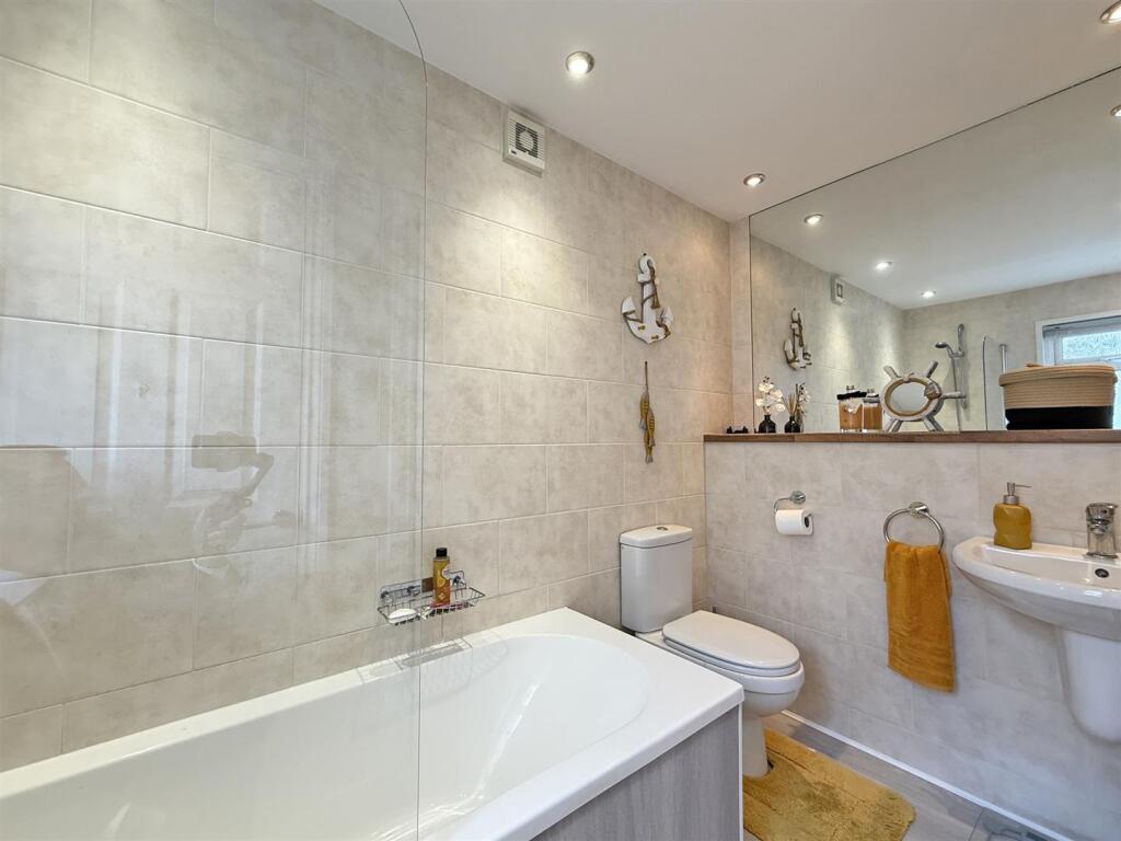 Erlstoke Close 81 - Bath.jpg