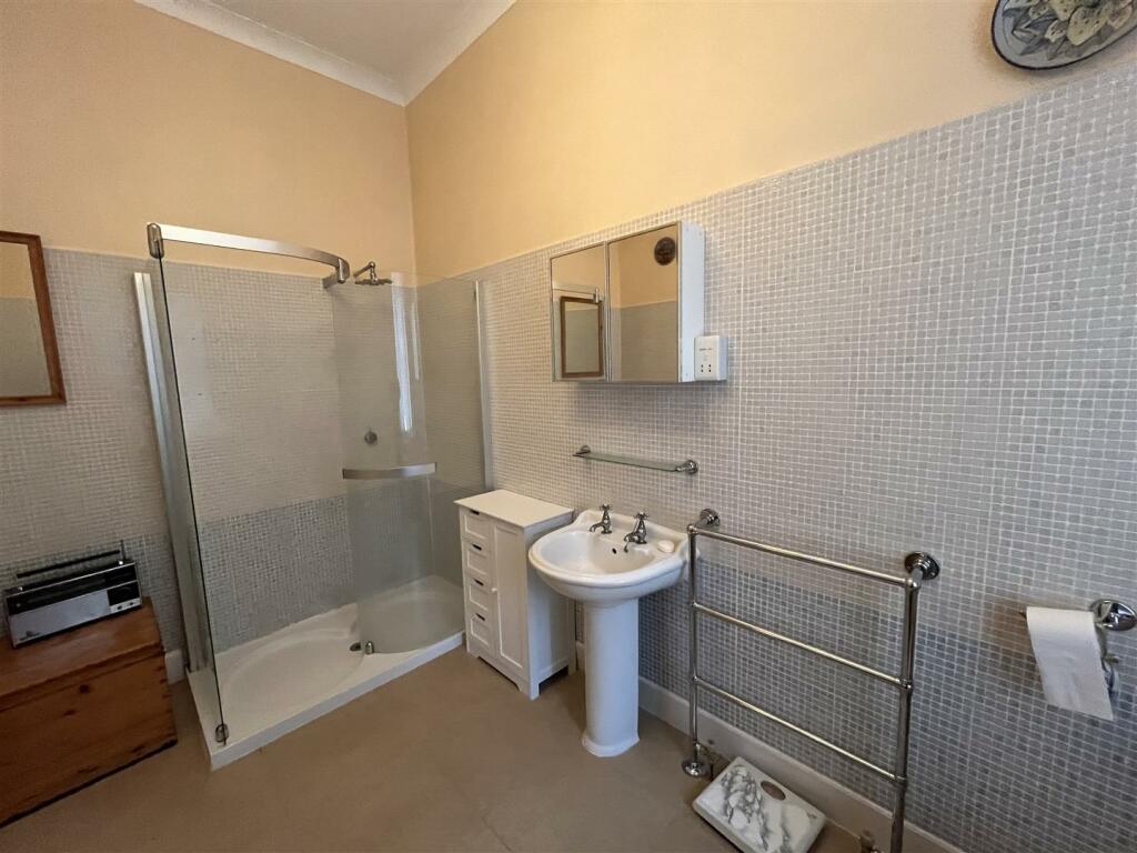 EN-SUITE BATHROOM