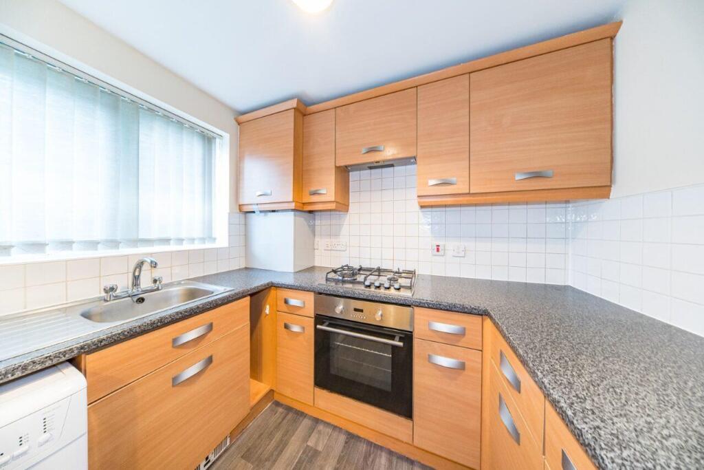 27 Molyneux Close kitchen 2.jpg