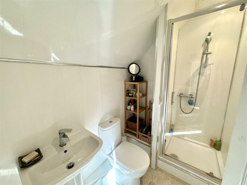 EN-SUITE SHOWER ROOM