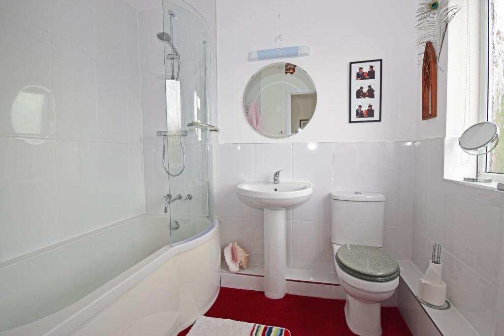 29 Old Station Road, bed 3 en suite.jpg