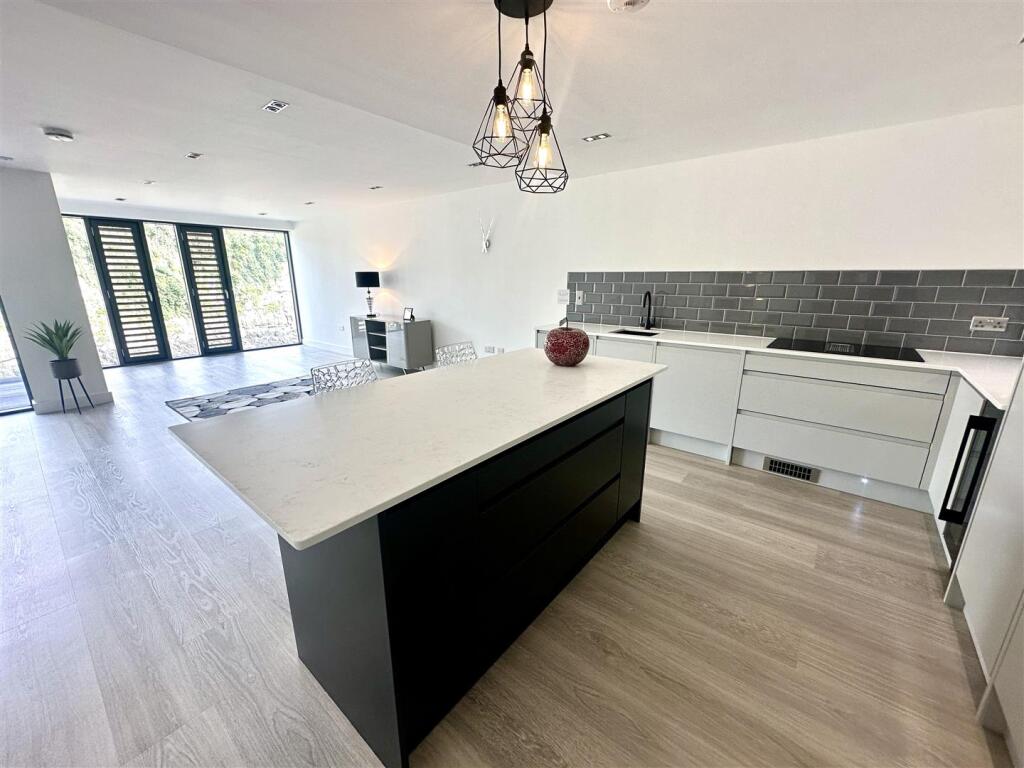 KITCHEN/FAMILY/DINING ROOM