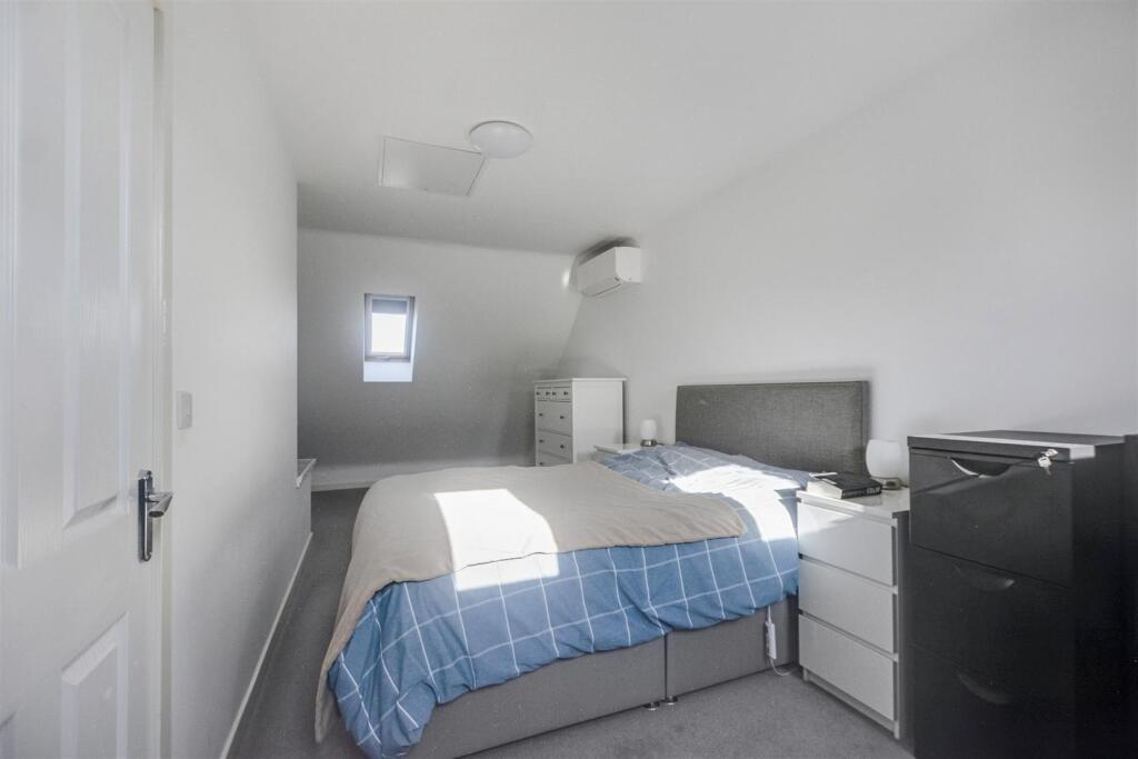 Bedroom 1_2.jpeg