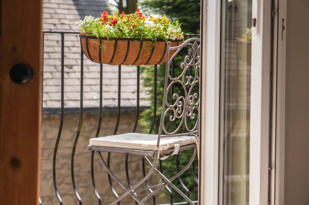 Bedroom with En Suite &amp; Balcony