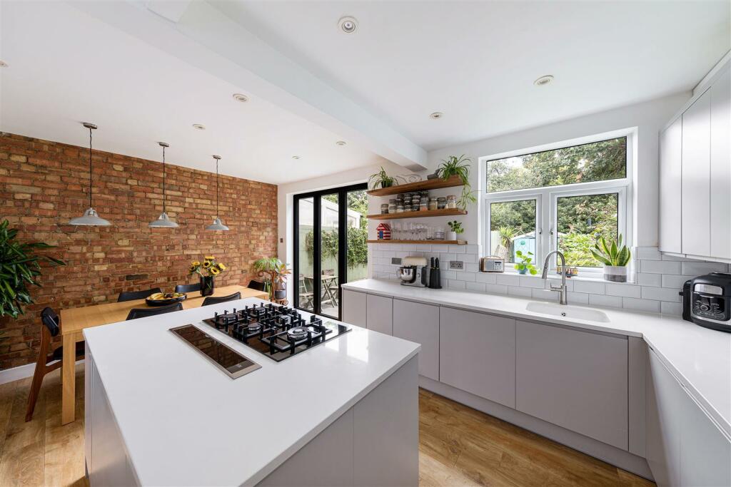 92 Cavendish Drive, E11