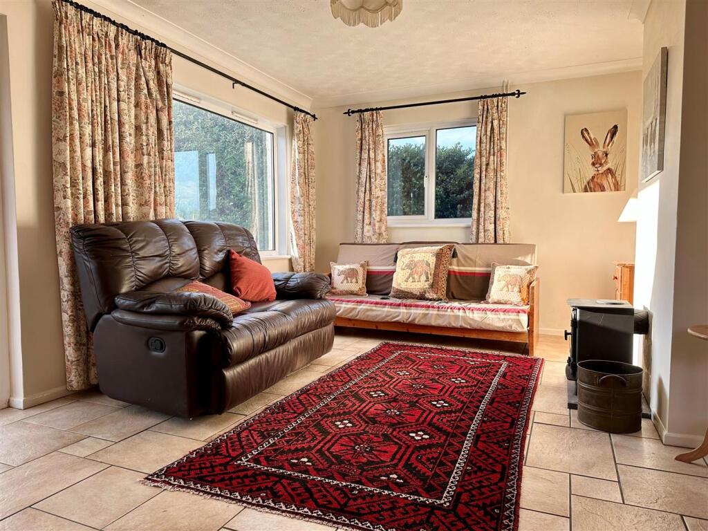 Living Room 1.jpg