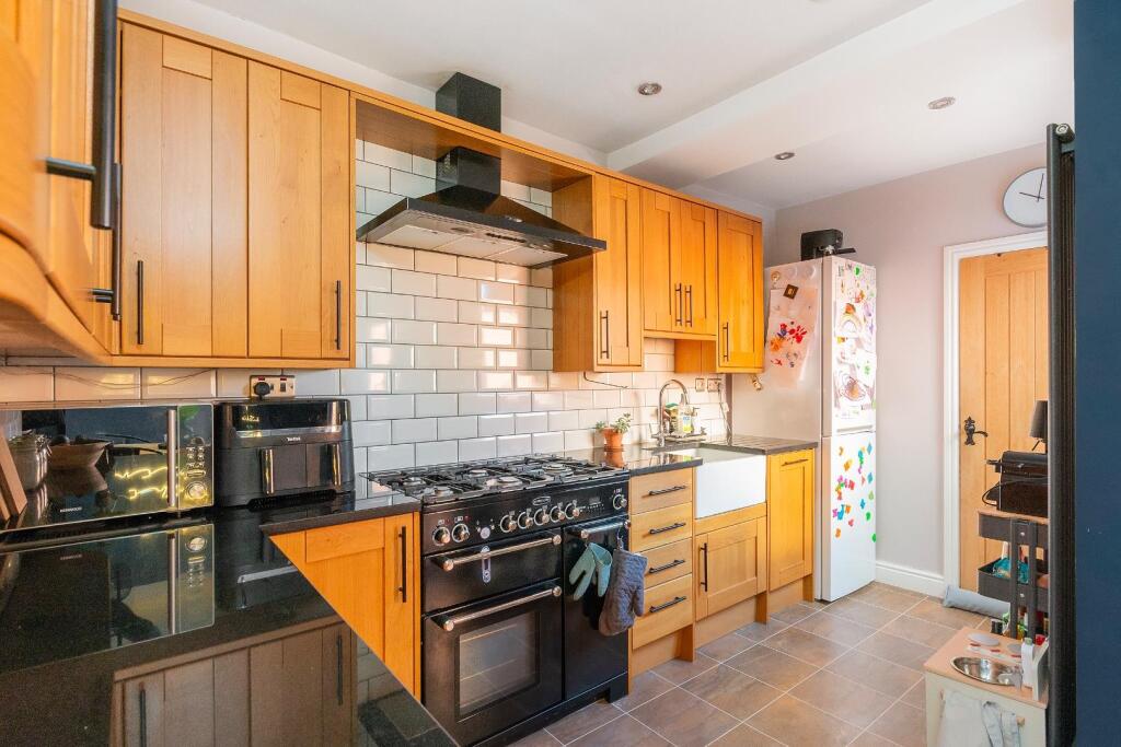 2H0S6HN - Kitchen C.jpg