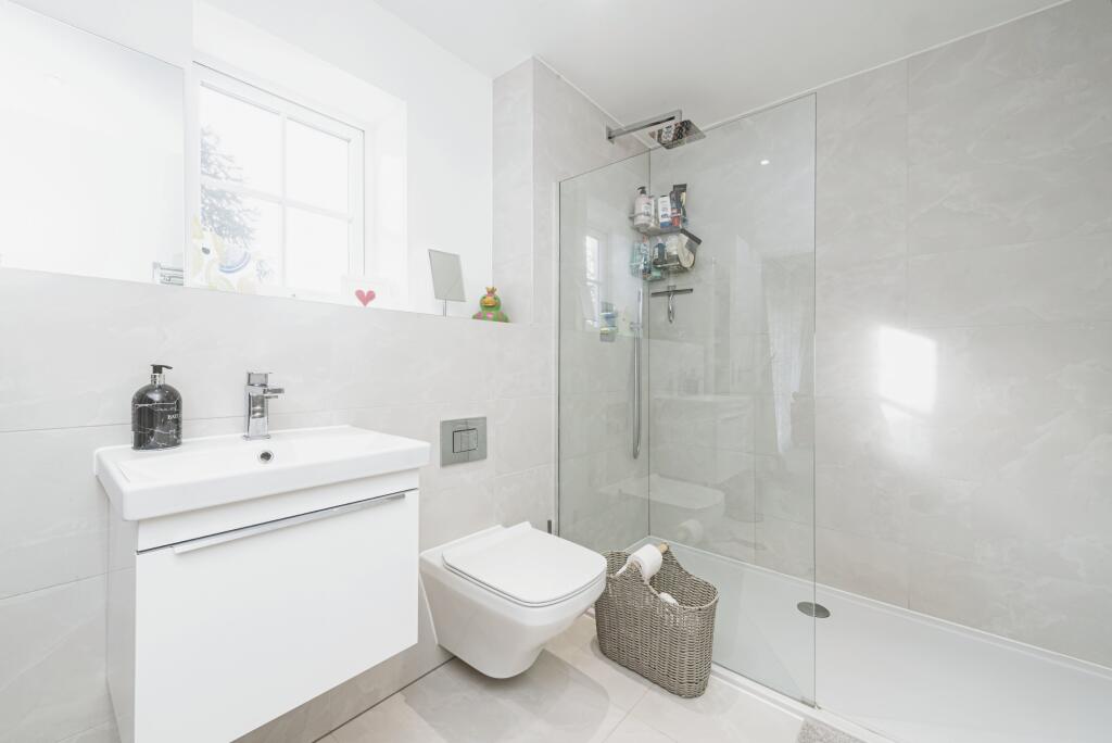 En-suite to bedroom 1