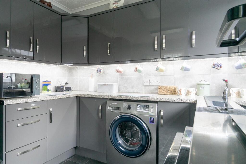 Kitchen / Dining Area