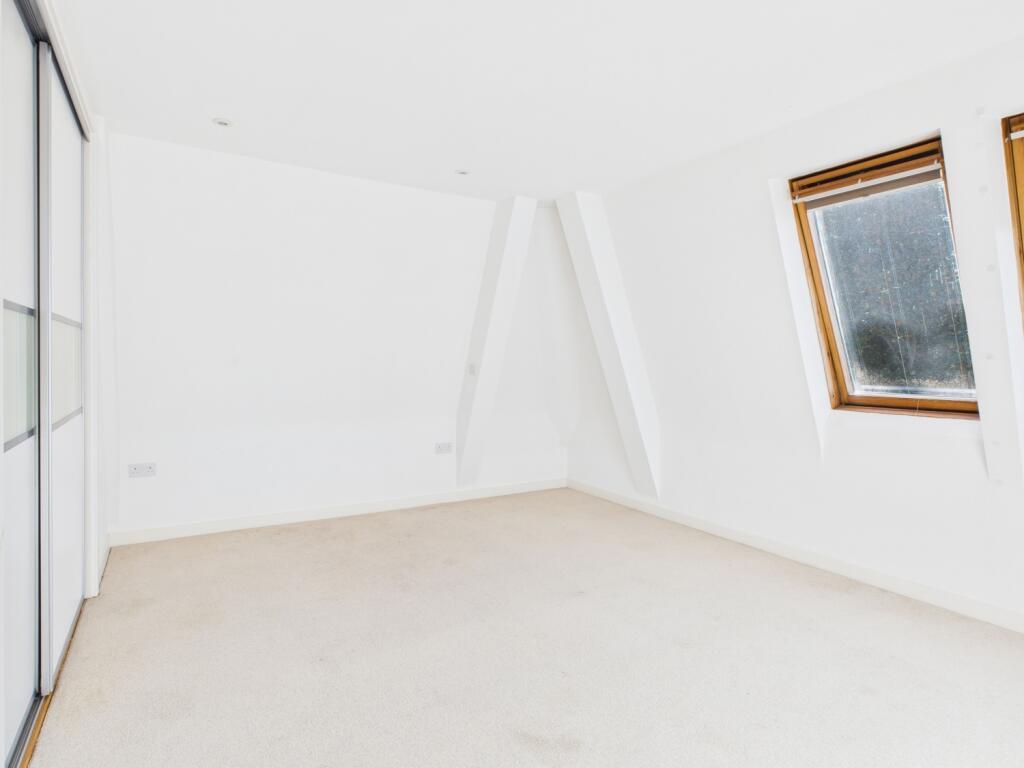 CAM04922G0-PR0067-STILL009