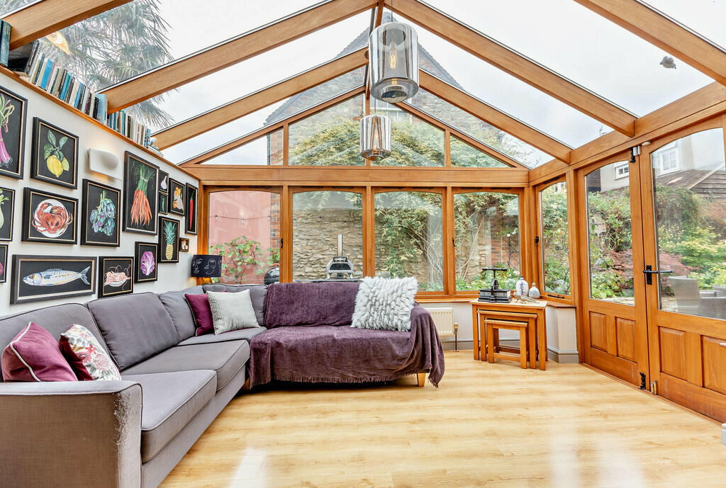 8618429-interior1...