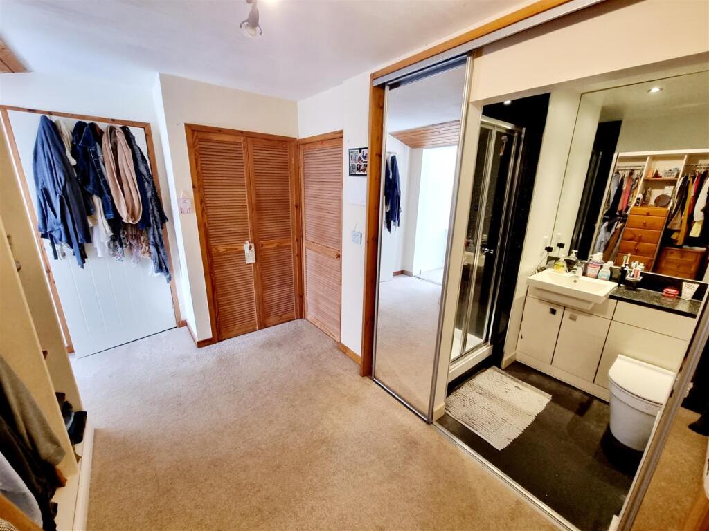 Bed 1 Dessing room.jpg