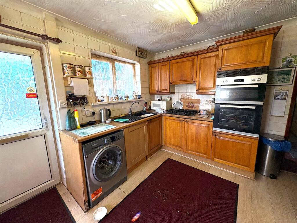Kitchen b.jpg