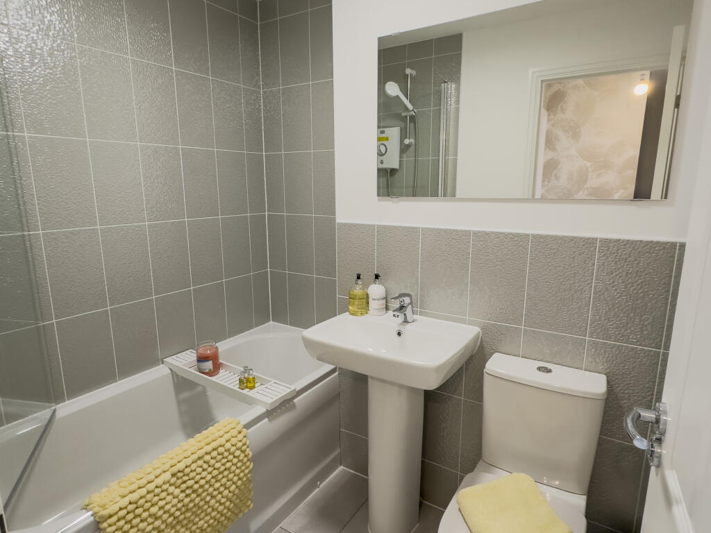 Main Bathroom 1.jpg