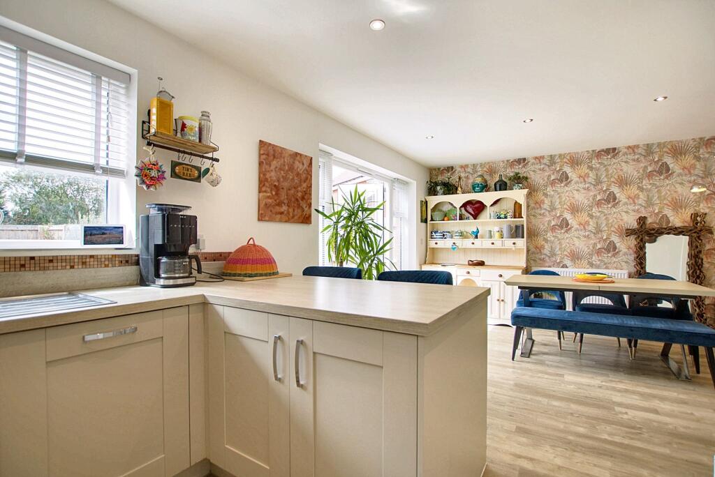 Modern Fitted Kitchen &amp; Dining Area