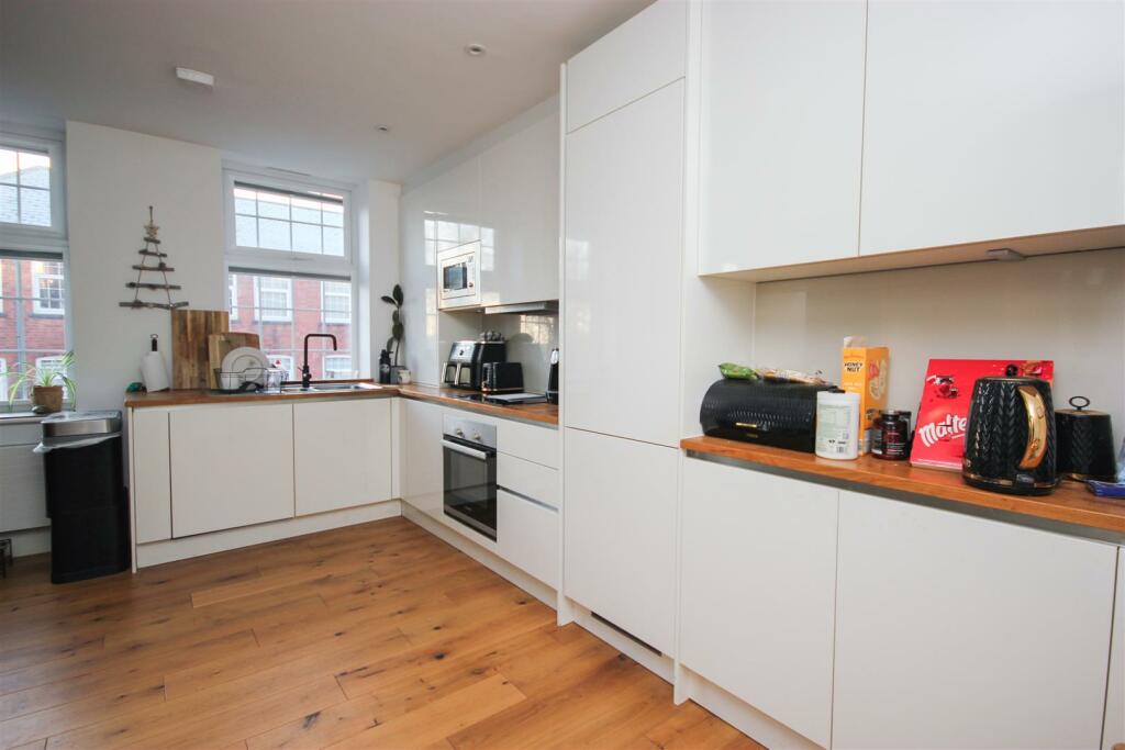 Kitchen b..jpg