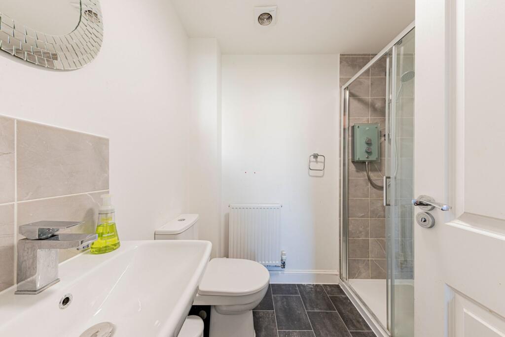 Bathroom W.C (1)