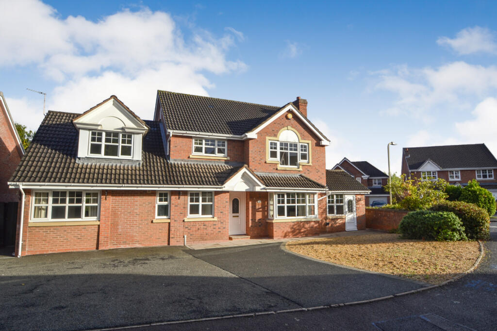 Detached Six Bedroom Family Home in St Georges