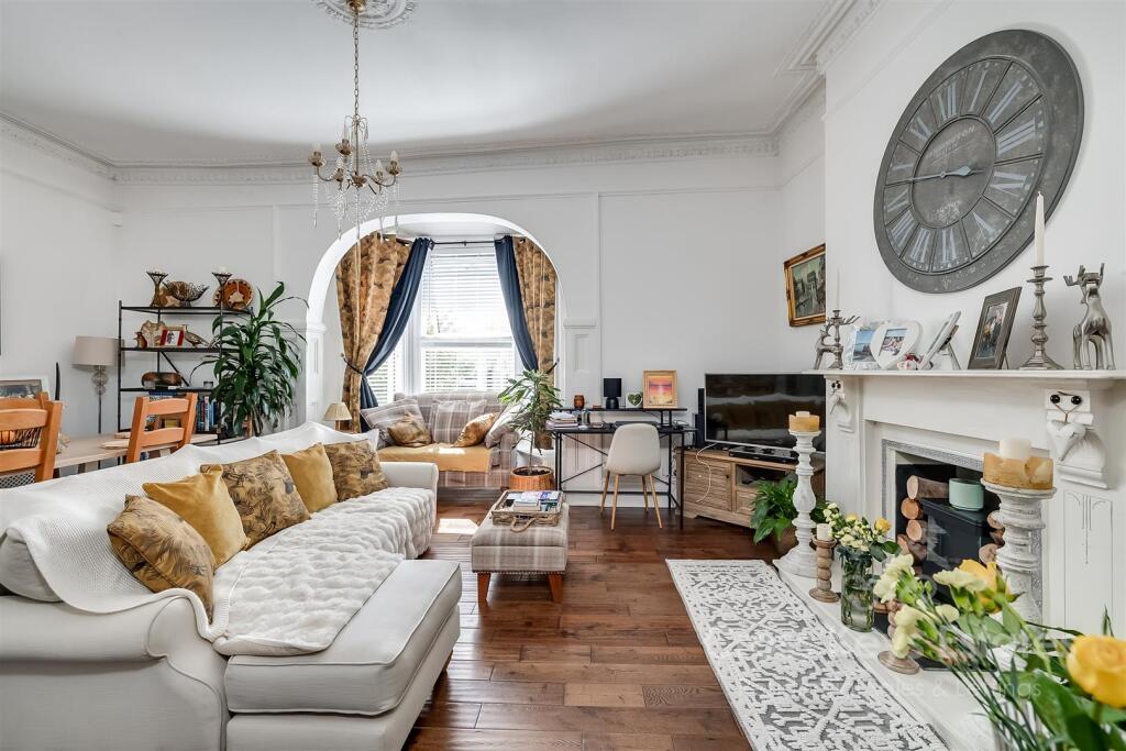 Sitting Room/ Dining Area