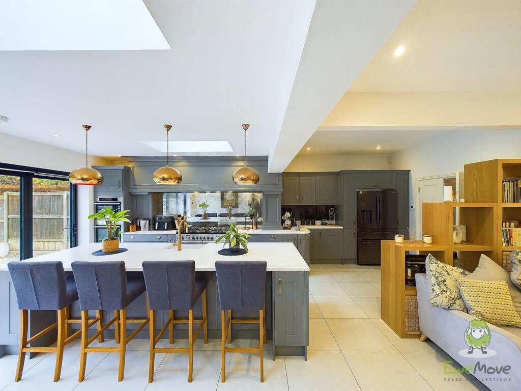 CAM01543G0-PR0103-STILL069