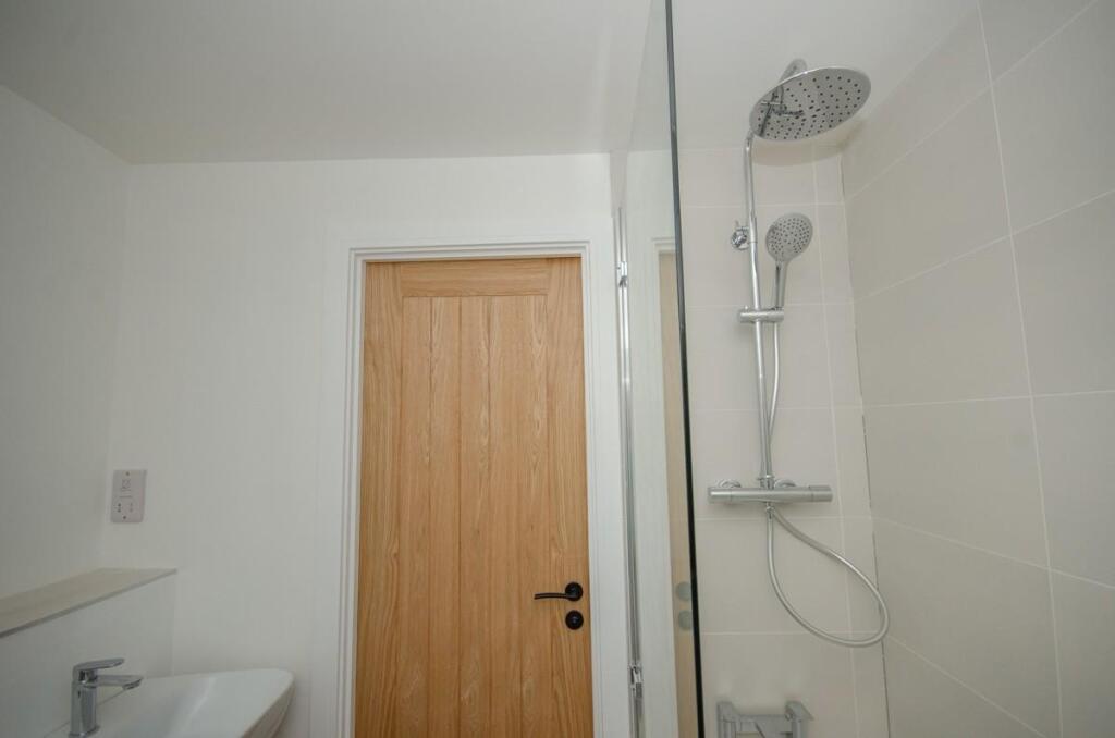 Bathroom pic 2.jpg