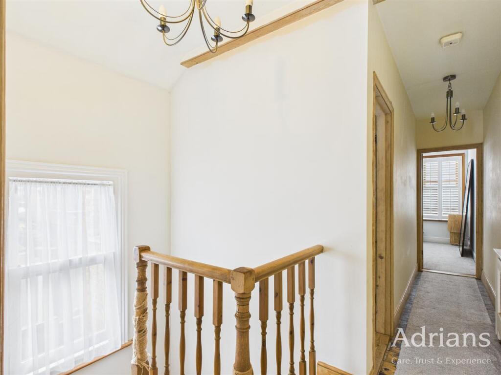 FIRST FLOOR LANDING