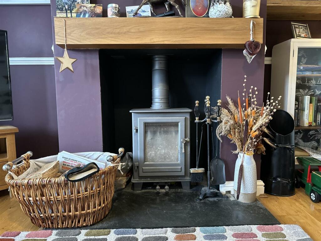 Attractive Log Burner 468