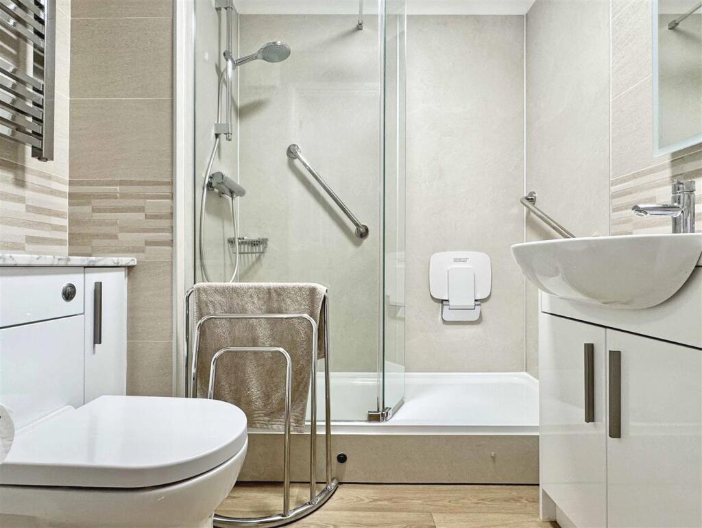 Shower Room b.jpg