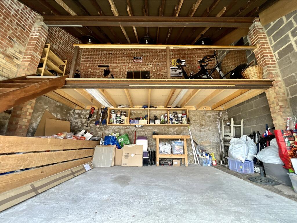 Garage/Workshop