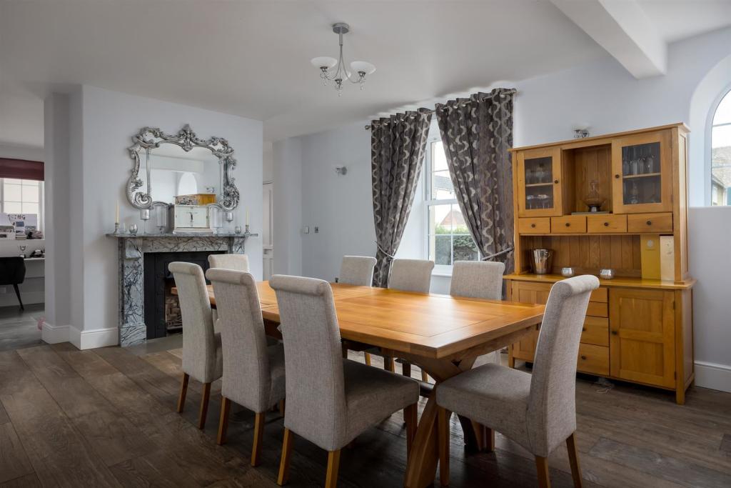 11 - Querns House - GL7 1RL - Web.jpg