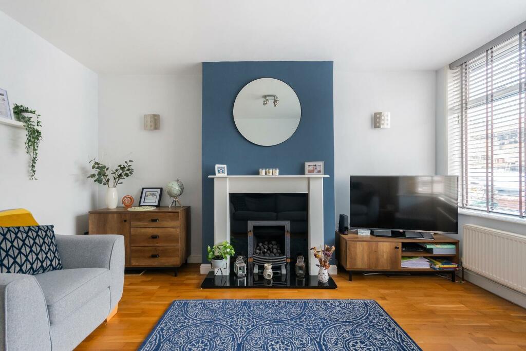 8T5RHD - Living Room A.jpg