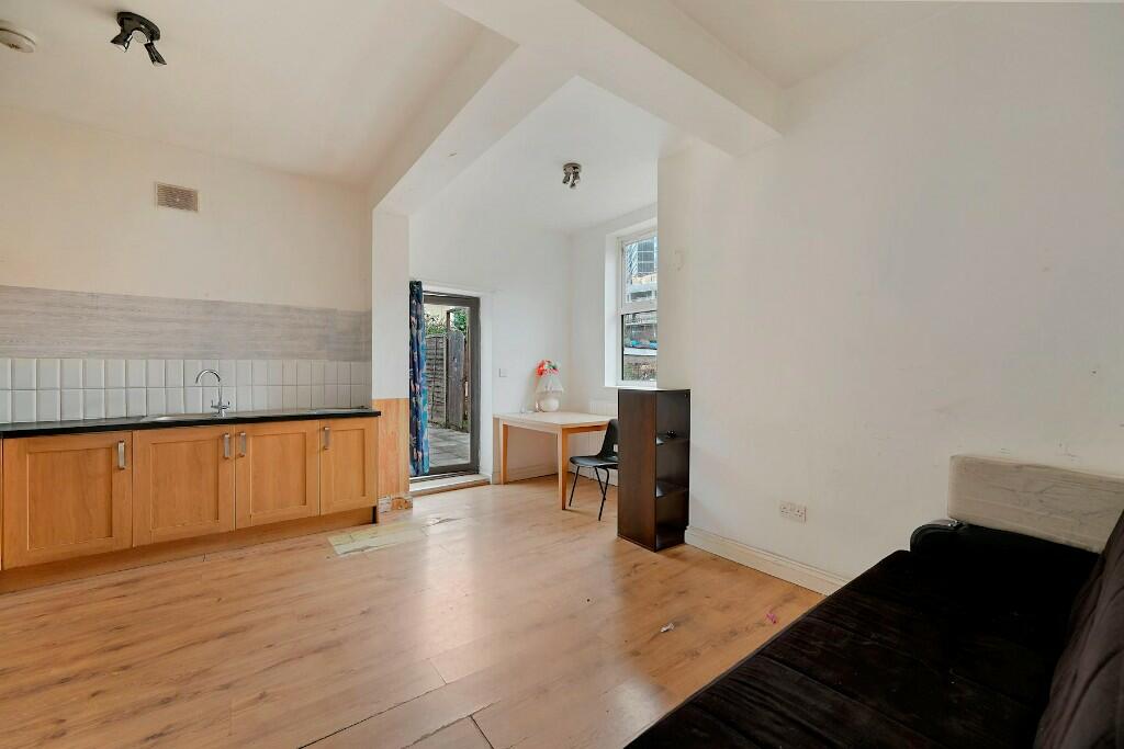Kitchen / dining 