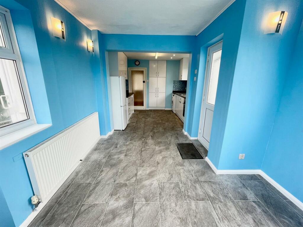 Kitchen 2.jpg