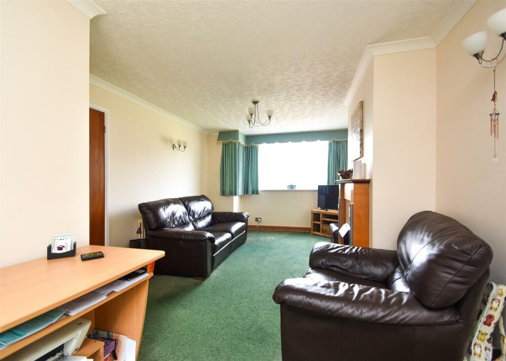 10 Waverley Crescent - Living Dining Room.jpg