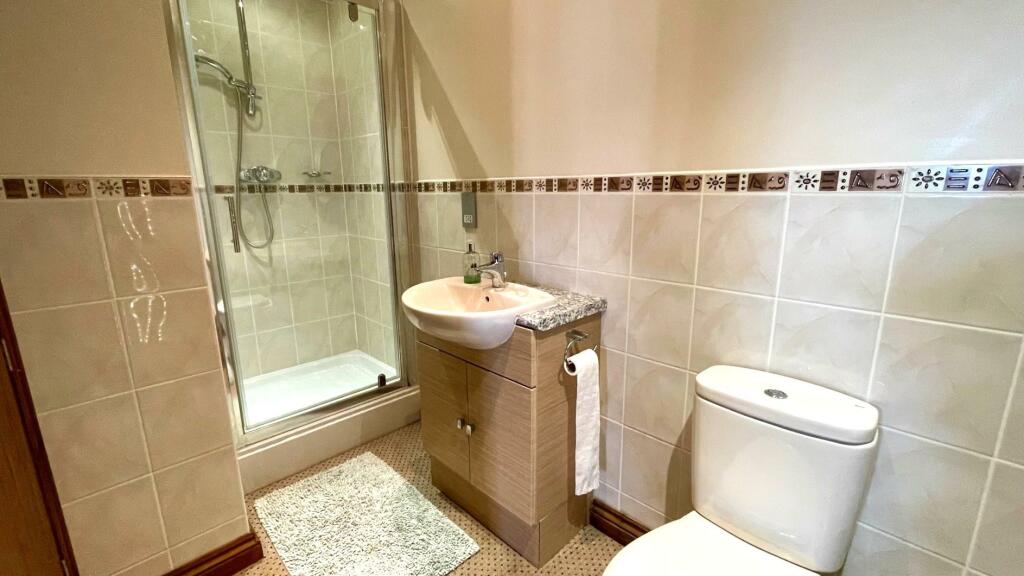 GROUND FLOOR 3 PIECE SHOWER ROOM