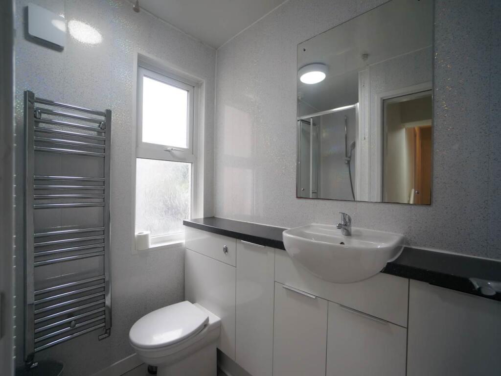 Bathroom 2.JPG