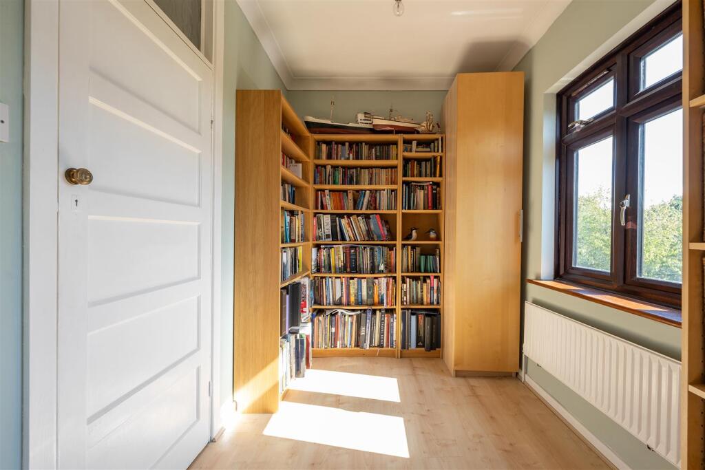 Sherwood Avenue, E18