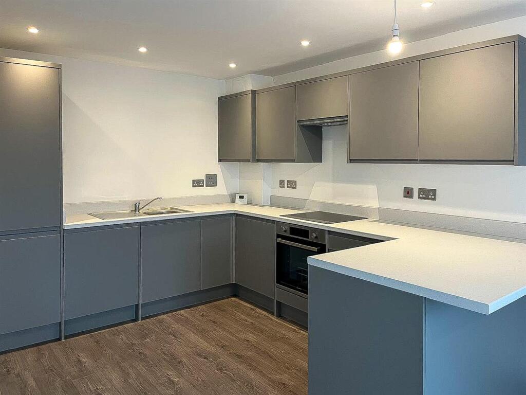 7 Crescent kitchen.jpg