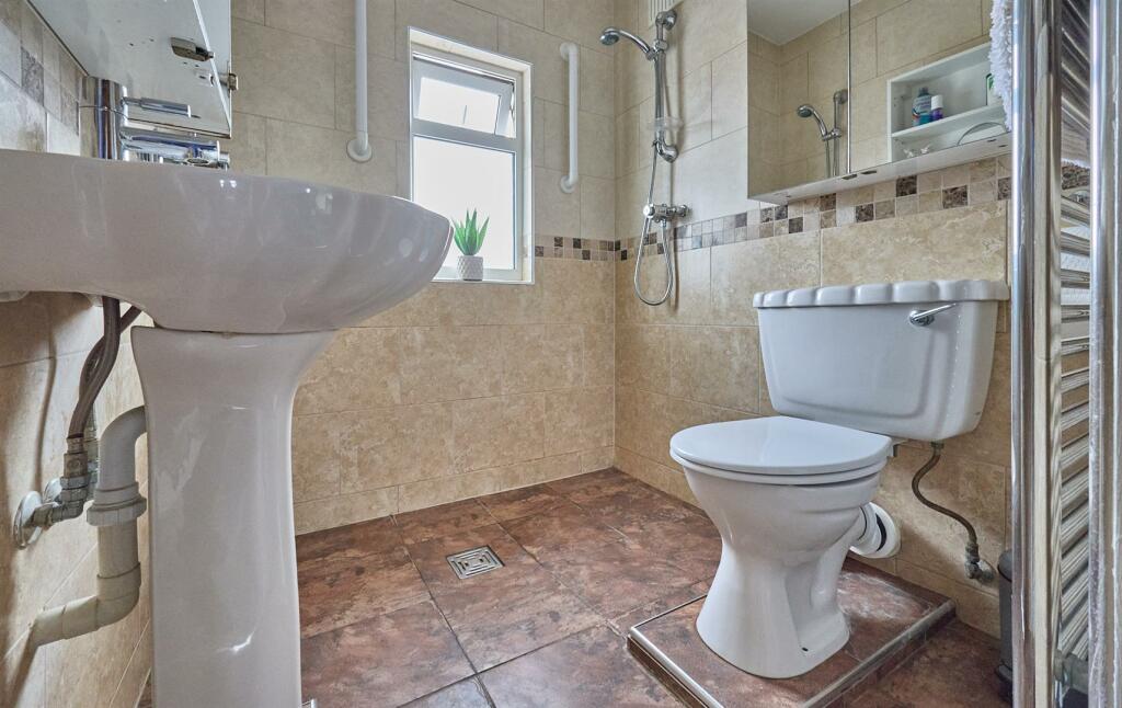 WET ROOM TO FRONT