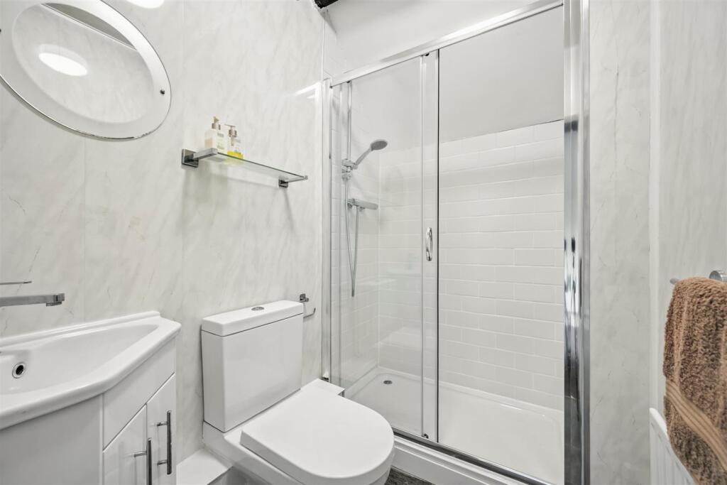 Bedroom Four en-suite.jpg
