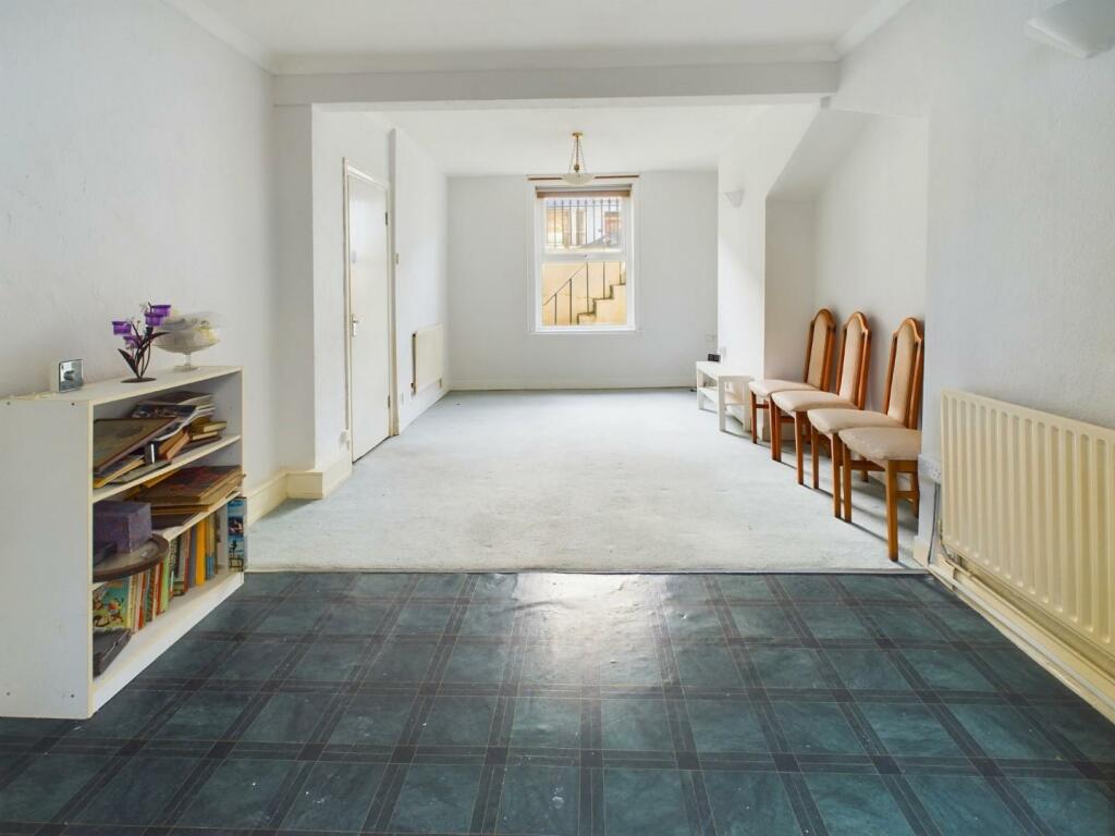 PR0158-STILL003.jpg