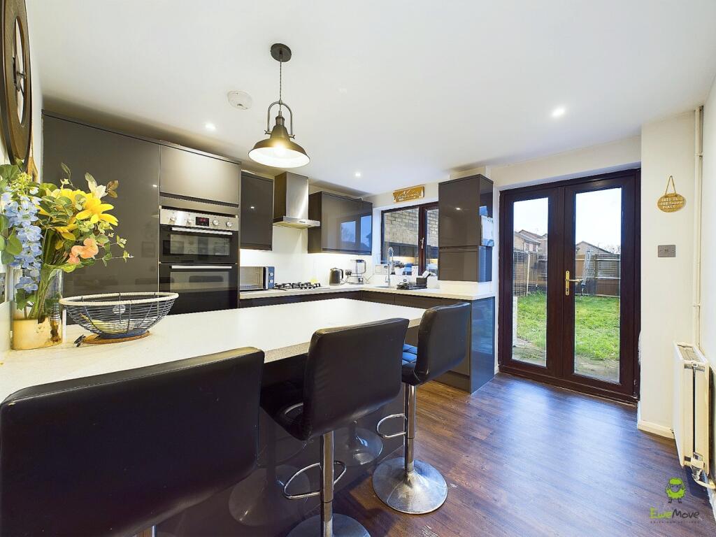 CAM04399G0-PR0008-STILL008