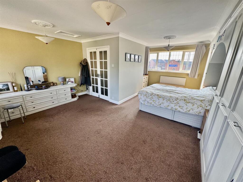 PRINCIPAL BEDROOM