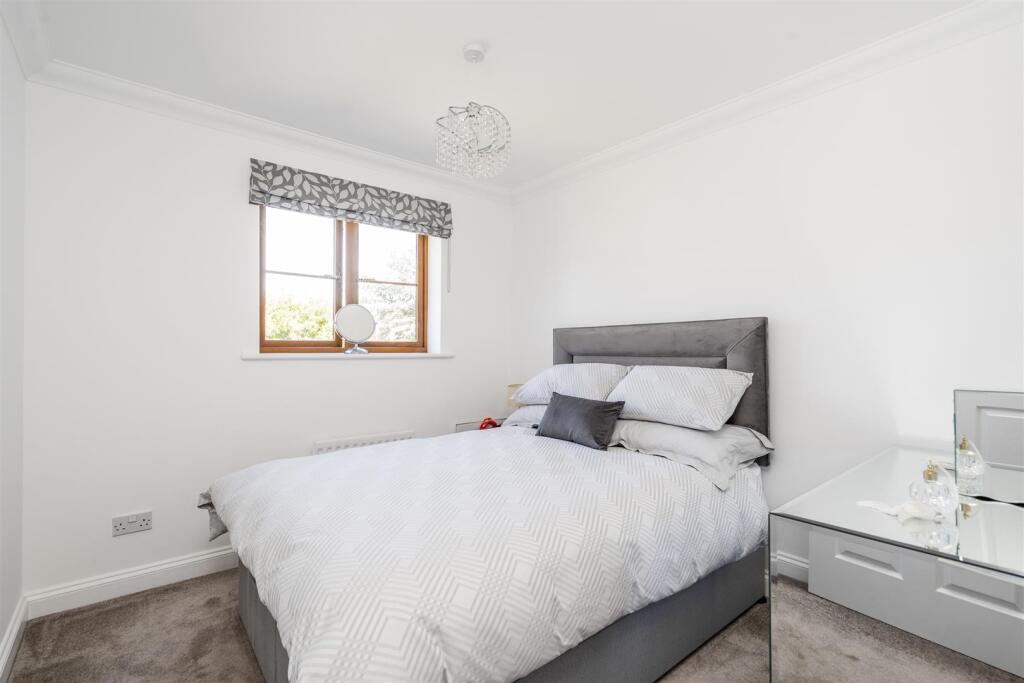 2 Enderby Close Bentley Heath_10.jpg