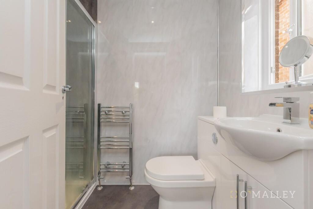 25. Bedroom 1 En-Suite.jpg