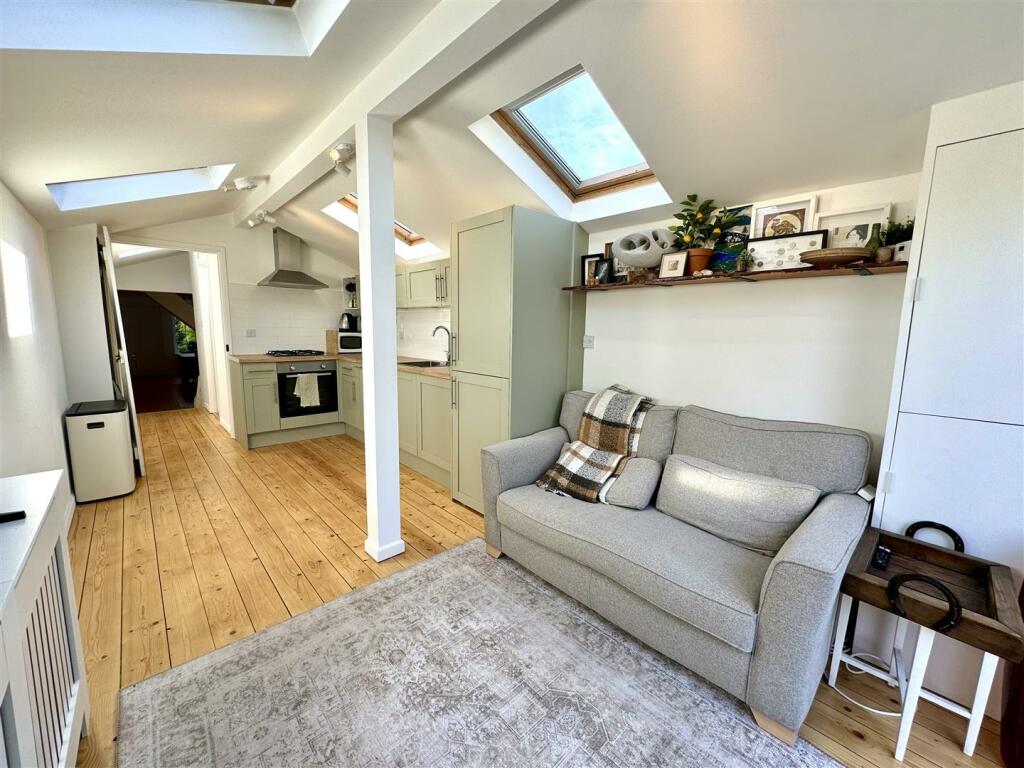 OPEN PLAN KITCHEN/LOUNGE AREA