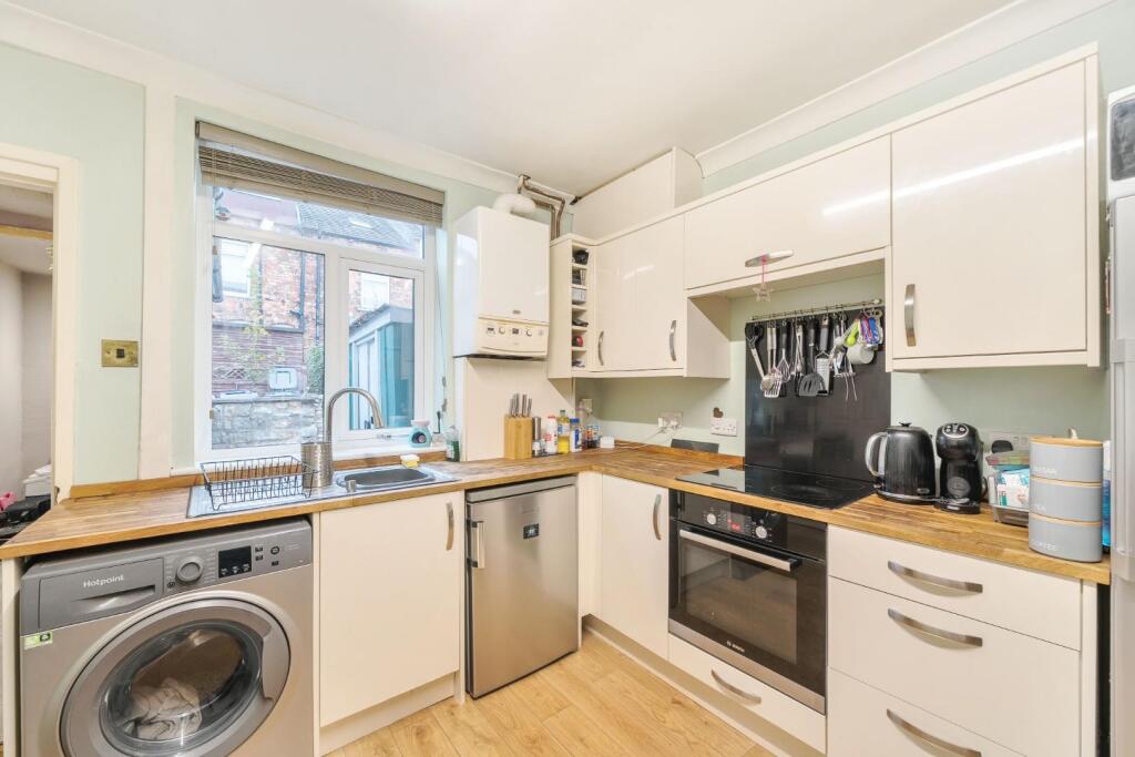 Kitchen 2.jpg