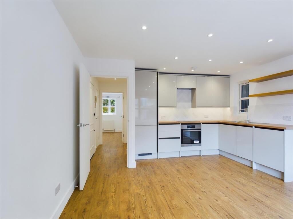 CAM01167G0-PR0135-STILL013.jpg
