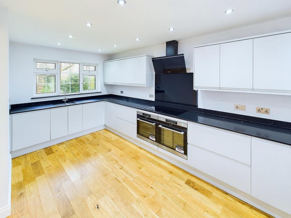 CAM04233G0-PR0013-STILL020